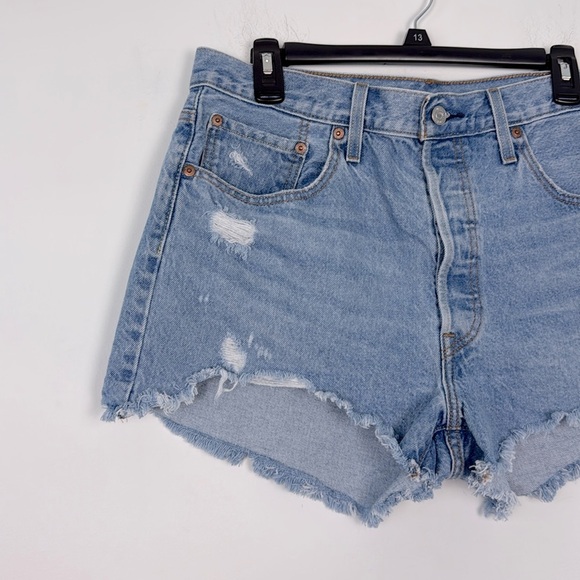 Levi’s Women’s 501 Distressed, Buttonfly, Frayed Hem Denim/Jean Shorts. Size 32. - Picture 3 of 12